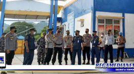 Caption: Kapolda Gorontalo (Irjend Pol Akhmad Wiyagus) bersama jajarannya saat meninjau pelayanan arus mudik di Posko Terpadu angkutan lebaran pelabuhan penyebrangan Gorontalo.
