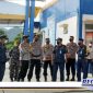 Caption: Kapolda Gorontalo (Irjend Pol Akhmad Wiyagus) bersama jajarannya saat meninjau pelayanan arus mudik di Posko Terpadu angkutan lebaran pelabuhan penyebrangan Gorontalo.