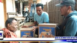 Caption: Ketua AJS (Abdul Wahed) bersama Ketua IJTI Madura (Kamaluddin Harun) saat memberikan bingkisan lebaran ke seorang penyandang disabilitas.