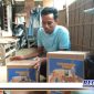 Caption: Ketua AJS (Abdul Wahed) bersama Ketua IJTI Madura (Kamaluddin Harun) saat memberikan bingkisan lebaran ke seorang penyandang disabilitas.