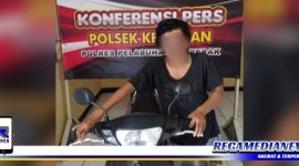 Caption: tersangka kasus curanmor inisial (UR) dan barang buktinya diamankan di Mapolsek Kenjeran Surabaya.
