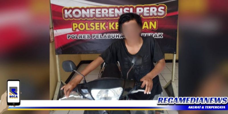 Caption: tersangka kasus curanmor inisial (UR) dan barang buktinya diamankan di Mapolsek Kenjeran Surabaya.
