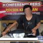 Caption: tersangka kasus curanmor inisial (UR) dan barang buktinya diamankan di Mapolsek Kenjeran Surabaya.