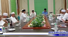 Caption: Bupati Bangkalan (R. Abdul Latif Amin Imron), saat menerima audiensi ulama Bassra.