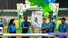 Caption: Bupati Bangkalan (R Abdul Latif), secara simbolis membuka Liga Internal Askab PSSI Bangkalan.
