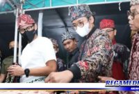 Caption: Bupati Bangkalan (R. Abdul Latif) mendampingi Sandiaga Uno meninjau pelaku UMKM di Taman Rekreasi Kota  (TRK) Bangkalan.