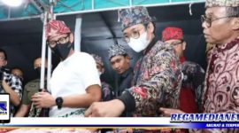 Caption: Bupati Bangkalan (R. Abdul Latif) mendampingi Sandiaga Uno meninjau pelaku UMKM di Taman Rekreasi Kota  (TRK) Bangkalan.