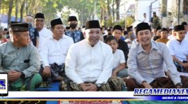 Caption: Bupati Sampang berdampingan dengan Wabup Sampang jelang sholat idul fitri di Jl. Wijaya Kusuma.  