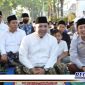 Caption: Bupati Sampang berdampingan dengan Wabup Sampang jelang sholat idul fitri di Jl. Wijaya Kusuma.  