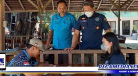 Caption: petugas BNNK Boalemo saat melakukan tes urine kepada warga di sejumlah tempat.