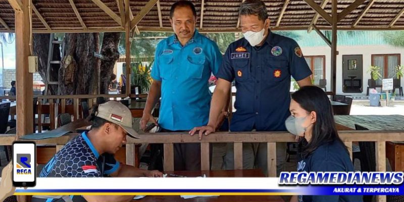 Caption: petugas BNNK Boalemo saat melakukan tes urine kepada warga di sejumlah tempat.