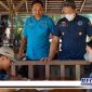Caption: petugas BNNK Boalemo saat melakukan tes urine kepada warga di sejumlah tempat.