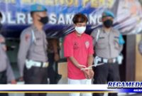 Caption: pelaku pembunuhan inisial (ID) tampak menggunakan baju tahanan Polres Sampang.