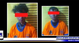 Caption: dua tersangka kasus penjambretan saat diamankan di Mapolsek Tambaksari Surabaya.