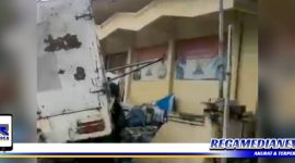Caption: tampak truk bermuatan galon air menabrak pagar tembok Mapolsekta Sampang.
