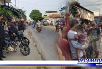 Caption: terlihat Kanit Resmob Polres Sampang tengah memberikan imbauan dan anggota Resmob memantau situasi Per-Peran di jalan raya Dharma Tanjung, Camplong.