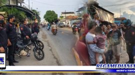 Caption: terlihat Kanit Resmob Polres Sampang tengah memberikan imbauan dan anggota Resmob memantau situasi Per-Peran di jalan raya Dharma Tanjung, Camplong.