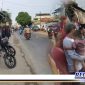 Caption: terlihat Kanit Resmob Polres Sampang tengah memberikan imbauan dan anggota Resmob memantau situasi Per-Peran di jalan raya Dharma Tanjung, Camplong.