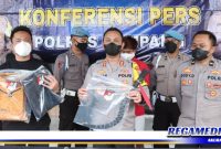 Caption: Kapolres Sampang didampingi Kasat Reskrim tunjukkan barang bukti yang digunakan tersangka saat melakukan dugaan pembunuhan.