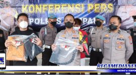 Caption: Kapolres Sampang didampingi Kasat Reskrim tunjukkan barang bukti yang digunakan tersangka saat melakukan dugaan pembunuhan.