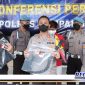 Caption: Kapolres Sampang didampingi Kasat Reskrim tunjukkan barang bukti yang digunakan tersangka saat melakukan dugaan pembunuhan.
