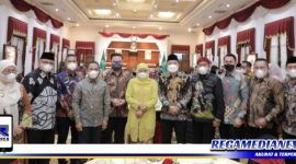 Caption: Gubernur Jawa Timur bersama sejumlah kepala daerah se Jawa Timur.