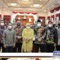 Caption: Gubernur Jawa Timur bersama sejumlah kepala daerah se Jawa Timur.