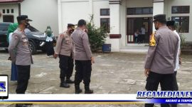 Caption: Kapolres Gorontalo Utara usai melakukan peninjauan vaksinasi di Kecamatan Anggrek, Kabupaten Gorontalo Utara.