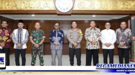 Caption: Menkopolhukam RI bersama Kapolda Jatim, Pangdam Jatim dan empat bupati di Pulau Madura. (Doc: Prokopim Pemkab Sampang)