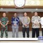 Caption: Menkopolhukam RI bersama Kapolda Jatim, Pangdam Jatim dan empat bupati di Pulau Madura. (Doc: Prokopim Pemkab Sampang)