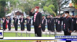 Caption: Wakil Bupati Sampang (H. Abdullah Hidayat) saat pimpin upacara Hardiknas di halaman kantor Pemkab Sampang. (Doc: Prokopim Pemkab Sampang)