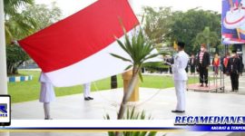 Caption: pengibaran bendera merah putih saat upacara peringatan Hardiknas, di halaman kantor Pemkab Sampang. (Doc: Prokopim Pemkab Sampang)