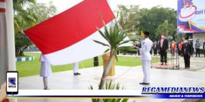 Momen Hardiknas, Wabup Sampang Berikan Penghargaan Guru Berprestasi