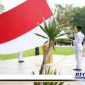 Caption: pengibaran bendera merah putih saat upacara peringatan Hardiknas, di halaman kantor Pemkab Sampang. (Doc: Prokopim Pemkab Sampang)