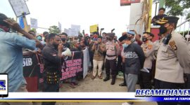 Caption: mahasiswa asal Papua saat melakukan aksi demo didepan kantor DPRD Kota Gorontalo.