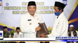 Caption: Bupati Sampang (H. Slamet Junaidi) saat menyambut mantan penganut aliran syi'ah.