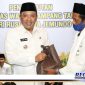 Caption: Bupati Sampang (H. Slamet Junaidi) saat menyambut mantan penganut aliran syi'ah.