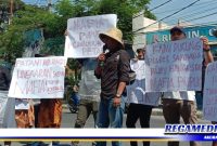 Caption: sejumlah aktivis saat melakukan aksi demo usut mafia pupuk,  didepan Mako Polres Sampang