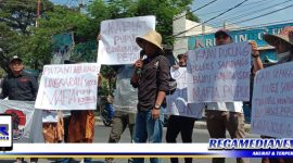 Caption: sejumlah aktivis saat melakukan aksi demo usut mafia pupuk,  didepan Mako Polres Sampang