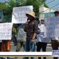 Caption: sejumlah aktivis saat melakukan aksi demo usut mafia pupuk,  didepan Mako Polres Sampang