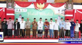 Caption: Sekdakab Sampang pose bersama Ikatan Keluarga Santri Madura Pesantren Tebuireng Jombang.
 