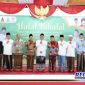 Caption: Sekdakab Sampang pose bersama Ikatan Keluarga Santri Madura Pesantren Tebuireng Jombang.
 