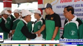 Caption: tampak akrab, Wakil Bupati Sampang (H. Abdullah Hidayat) berjabat tangan bersama komunitas lansia.