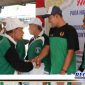 Caption: tampak akrab, Wakil Bupati Sampang (H. Abdullah Hidayat) berjabat tangan bersama komunitas lansia.
