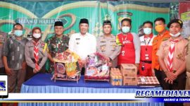 Caption: Bupati Sampang (H. Slamet Junaidi) bersama Kapolres dan Dandim 0828 Sampang pantau langsung Pos Pelayanan arus mudik, di Monumen Trunojoyo.