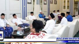 Caption: Bupati Sampang (H. Slamet Junaidi) saat berdiskusi dengan sejumlah pimpinan partai politik.