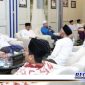 Caption: Bupati Sampang (H. Slamet Junaidi) saat berdiskusi dengan sejumlah pimpinan partai politik.