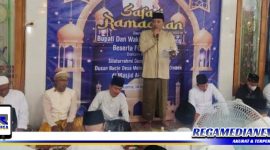 Caption: Bupati Sampang (H. Slamet Junaidi) menyampaikan sambutannya saat safari ramadhan di Desa Meteng, Kecamatan Omben.