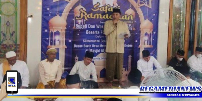 Caption: Bupati Sampang (H. Slamet Junaidi) menyampaikan sambutannya saat safari ramadhan di Desa Meteng, Kecamatan Omben.