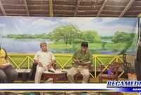 Caption: aktivis Provinsi Gorontalo, Zulkarnain Husain saat memandu diskusi dan sosialisai tentang pentingnya pengelolaan kearsipan, di Caffe Pombango, Kota Gorontalo.